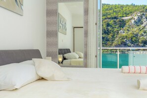 Unclassified image, 3 of 56, button