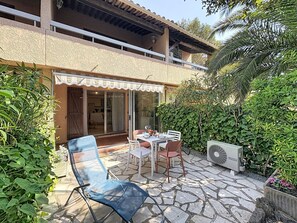 Outdoor dining - La Galiote by Interhome (Saint Aygulf)