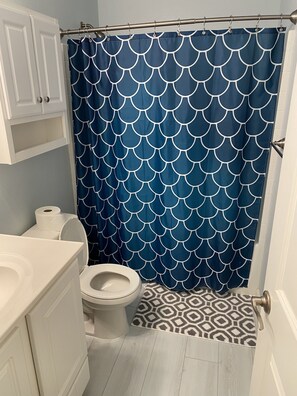 Suihkun ja ammeen yhdistelmä, hiustenkuivaaja, pyyhkeet, saippua