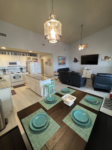 Water view condo in Port O' Connor that sleeps up to 7