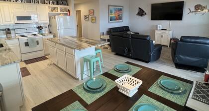 Water view condo in Port O' Connor that sleeps up to 7