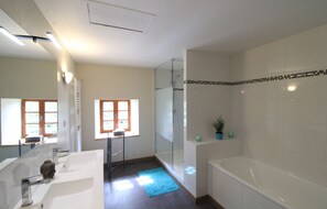 Badewanne, Haartrockner, Handtücher, Seife