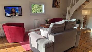 TV, DVD player, books, stereo