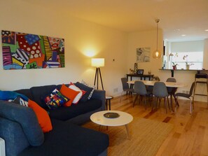 Smart TV, chimenea y videojuegos