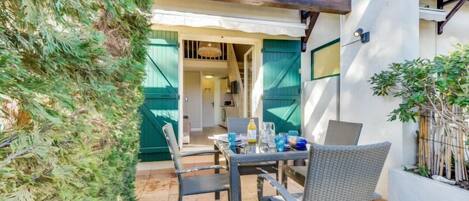 屋外ダイニングエリア