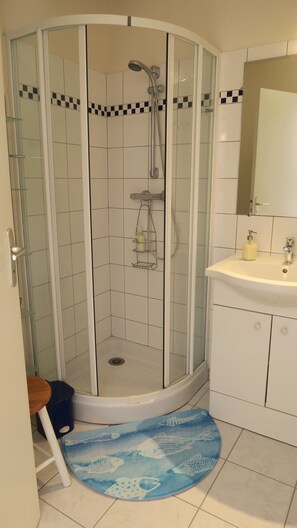 Dusj, hårføner, håndklær og såpe