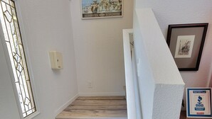 Eine Treppe mit Holzhäusern und einer weißen Wand.