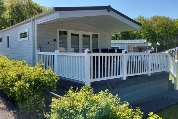 Große, teilüberdachte Terrasse