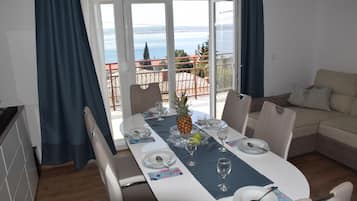 Apartment, Meerblick (Jakov) | Essbereich im Zimmer