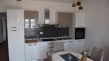 Huoneisto, merinäköala (Jakov) | Yksityinen keittiö | Jääkaappi, mikroaaltouuni, uuni, liesi