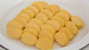 Un bol blanco con rebanadas de pan amarillo.