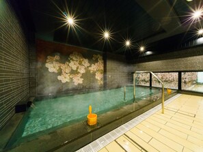 A hot spring area with a clear pool, a wooden bench, and a wall with a floral mural. - Super Hotel Ikebukuro-Eki Kitaguchi (Tokyo)