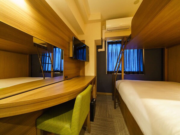 A hotel room with two beds, a desk, a chair, and a TV. - Super Hotel Ikebukuro-Eki Kitaguchi (Tokyo)