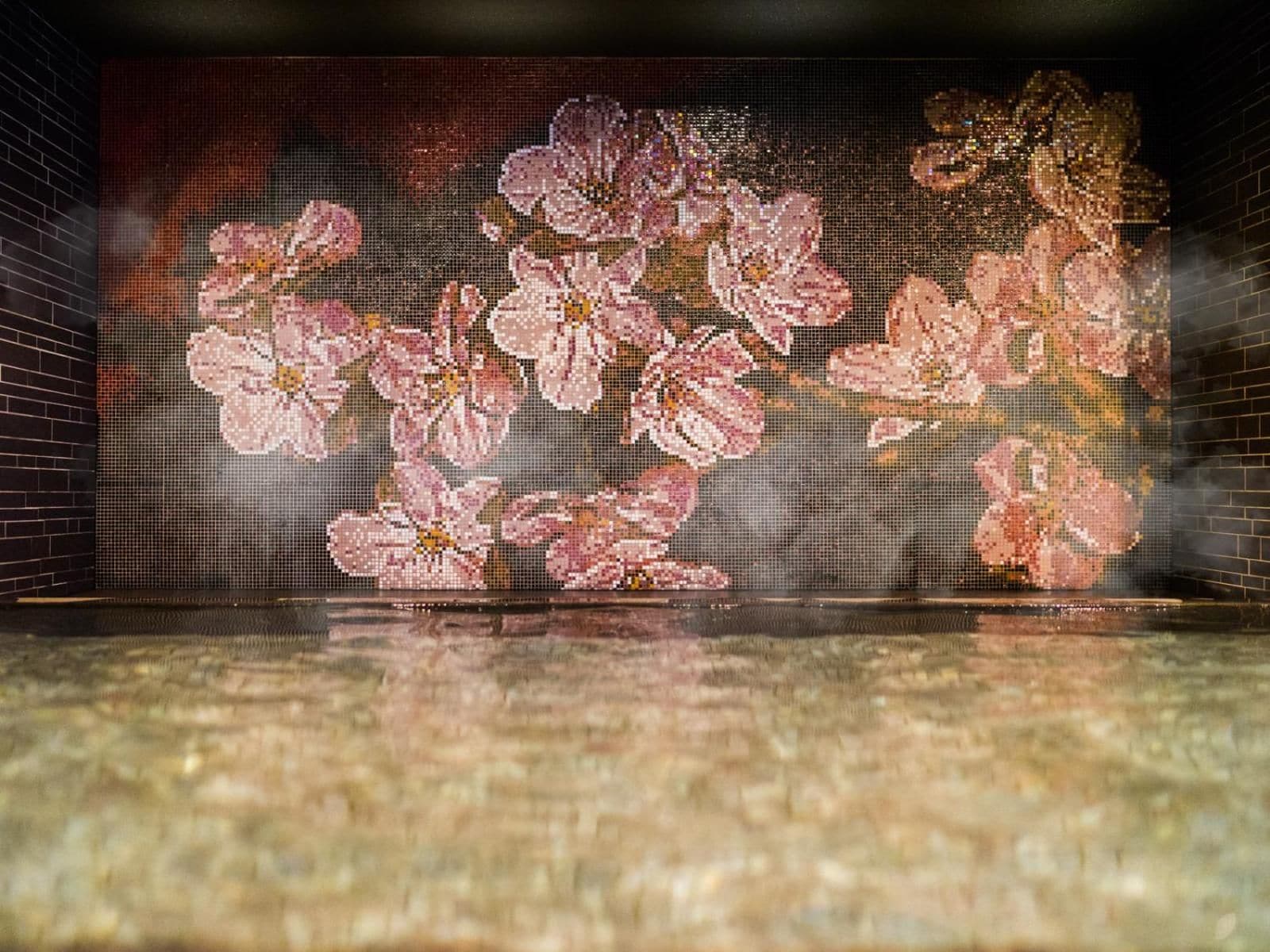 Parede texturizada com padrão floral.