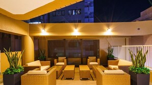 An outdoor seating area with wicker furniture and potted plants. - Super Hotel Ikebukuro-Eki Kitaguchi (Tokyo)