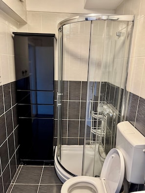 Een douche, een haardroger, handdoeken, zeep