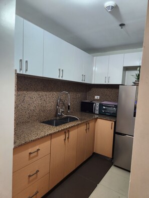 Geladeira, micro-ondas, cooktop, cafeteira/chaleira