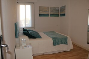 1 habitación, escritorio, tabla de planchar con plancha y wifi 