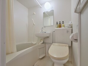 Bañera con ducha, artículos de tocador gratuitos, secador de pelo, batas