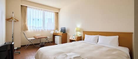 Habitación doble, para no fumadores | Escritorio, tabla de planchar con plancha, wifi gratis y ropa de cama