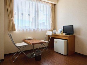 Kamar Double, Bebas Asap Rokok | Meja kerja, setrika/meja setrika, Wi-Fi gratis, dan seprai linen