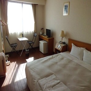 Meja kerja, setrika/meja setrika, Wi-Fi gratis, dan seprai linen