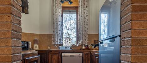 Kühlschrank, Mikrowelle, Herdplatte, Geschirrspüler