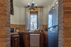 Kühlschrank, Mikrowelle, Herdplatte, Geschirrspüler