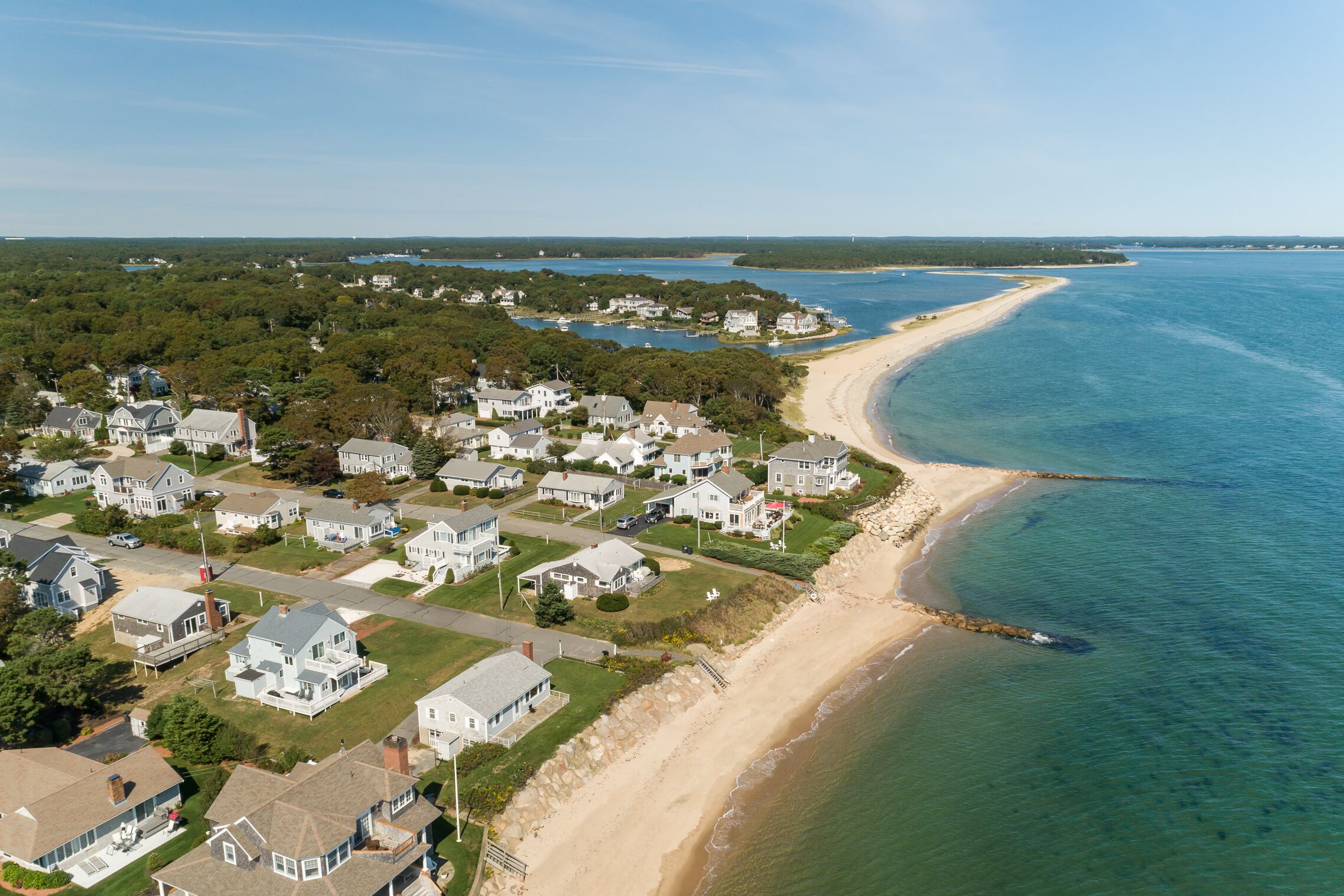 Plage à proximité, chaises longues, serviettes de plage