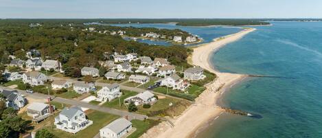 Plage à proximité, chaises longues, serviettes de plage
