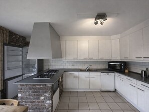 Fridge, microwave, dishwasher, cookware/dishes/utensils - Bungalowpark Landsrade by Interhome (Gulpen)