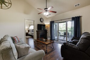 Een televisie, een open haard, Netflix en een dvd-speler