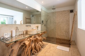 Shower, hair dryer, towels, shampoo