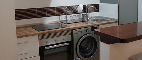 Refrigerador, microondas, horno y parrilla de estufa