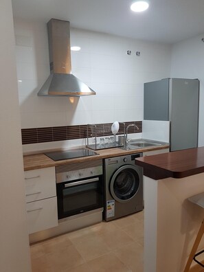 ثلاجة، ميكروويف، فرن، موقد طهي مسطح