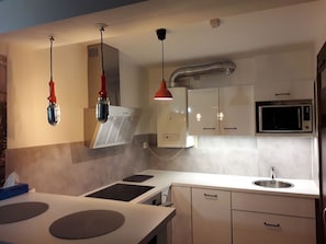 KĂŒhlschrank, Mikrowelle, GeschirrspĂŒler