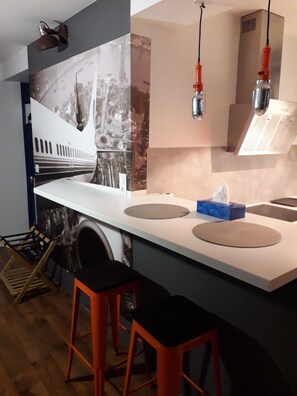 Een koelkast, een magnetron, een vaatwasser