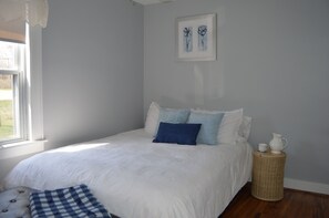 4 bedrooms, iron/ironing board, WiFi, bed sheets - 4 Bedroom Home Near Warren Dunes State Park (Sawyer)