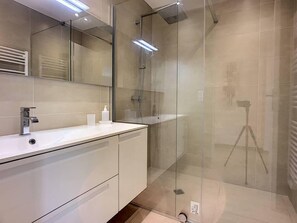 Dusche, Haartrockner, Handtücher
