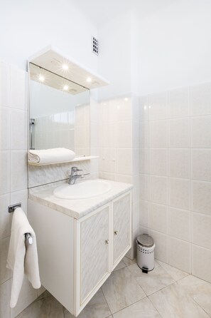 Hair dryer, towels - Bright, 63m², panoramic view of city and sea. Garage (Cannes)