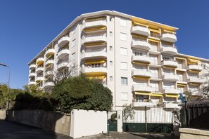 Exterior - Bright, 63m², panoramic view of city and sea. Garage (Cannes)