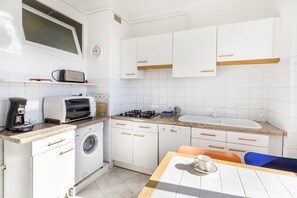 Fridge, oven, stovetop, dishwasher - Bright, 63m², panoramic view of city and sea. Garage (Cannes)