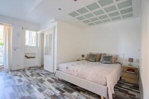 1 bedroom, in-room safe, desk, soundproofing