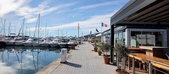 Large new studio facing port and beach with private parking