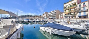 Large new studio facing port and beach with private parking