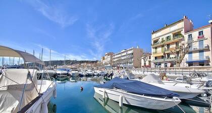 Grand Studio neuf face port et plage avec parking privé
