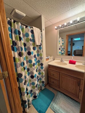 Bathtub, hair dryer, towels, soap - Castle Reserved Home Retreat! (Charlevoix)