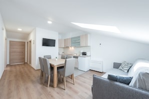 A6 - Exclusive Apartment, Sea View | Coin séjour | TV connectée