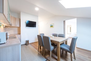 A4 - Luxury Apartment, Sea View | Spiseområde på rommet