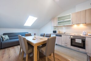 A4 - Luxury Apartment, Sea View | 専用キッチン | 冷蔵庫、電子レンジ、コンロ、コーヒー / ティーメーカー